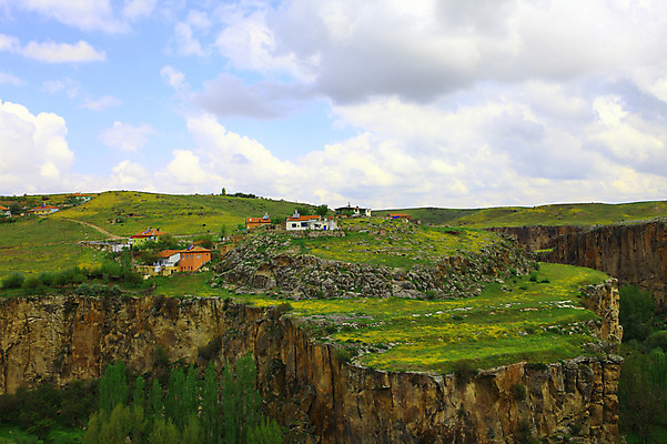 포토 JPG 주간 나무 식물 구름 해외풍경 해외 중동 자연 하늘 주택 카파도키아 풍경 초원 사람없음 야외 마을 골짜기 계곡 절벽 암석 돌_바위 바위 언덕 으흐랄라계곡 고산지대 튀르키예 국내포토 자연요소 나라 아시아 산 건물 생태계 파일형식