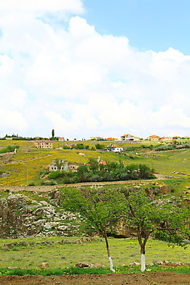 포토 JPG 주간 나무 식물 구름 해외풍경 해외 중동 자연 하늘 주택 카파도키아 풍경 초원 사람없음 야외 마을 골짜기 계곡 맑음 돌_바위 바위 언덕 으흐랄라계곡 고산지대 튀르키예 국내포토 자연요소 나라 아시아 날씨 산 건물 생태계 파일형식
