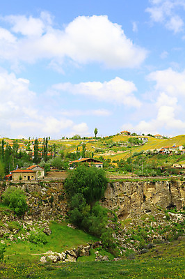 포토 JPG 주간 나무 식물 구름 해외풍경 해외 중동 자연 하늘 주택 카파도키아 풍경 초원 사람없음 야외 마을 골짜기 계곡 맑음 돌_바위 바위 언덕 으흐랄라계곡 고산지대 튀르키예 국내포토 자연요소 나라 아시아 날씨 산 건물 생태계 파일형식