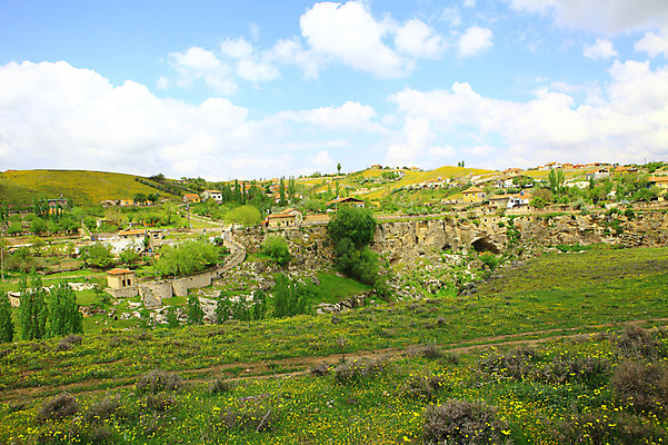 포토 JPG 주간 나무 식물 구름 해외풍경 해외 꽃 꽃밭 중동 자연 하늘 주택 카파도키아 풍경 초원 사람없음 야외 마을 골짜기 계곡 맑음 돌_바위 바위 언덕 으흐랄라계곡 고산지대 튀르키예 국내포토 자연요소 나라 아시아 날씨 산 건물 생태계 파일형식