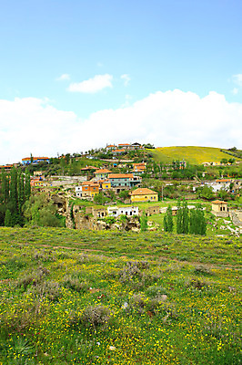 포토 JPG 주간 나무 식물 구름 해외풍경 해외 꽃 꽃밭 중동 자연 하늘 주택 카파도키아 풍경 초원 사람없음 야외 마을 골짜기 계곡 맑음 돌_바위 바위 언덕 으흐랄라계곡 고산지대 튀르키예 국내포토 자연요소 나라 아시아 날씨 산 건물 생태계 파일형식