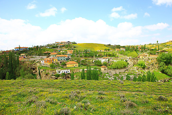 포토 JPG 주간 나무 식물 구름 해외풍경 해외 꽃 꽃밭 중동 자연 하늘 주택 카파도키아 풍경 초원 사람없음 야외 마을 골짜기 계곡 맑음 돌_바위 바위 언덕 으흐랄라계곡 고산지대 튀르키예 국내포토 자연요소 나라 아시아 날씨 산 건물 생태계 파일형식