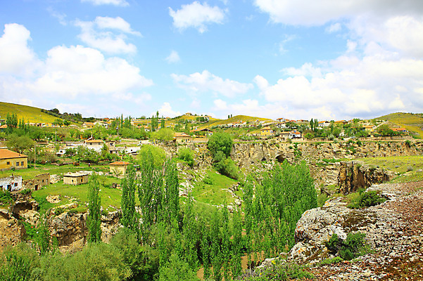 포토 JPG 주간 나무 식물 구름 해외풍경 해외 중동 자연 하늘 주택 카파도키아 풍경 초원 사람없음 야외 마을 골짜기 계곡 맑음 돌_바위 바위 언덕 으흐랄라계곡 고산지대 튀르키예 국내포토 자연요소 나라 아시아 날씨 산 건물 생태계 파일형식