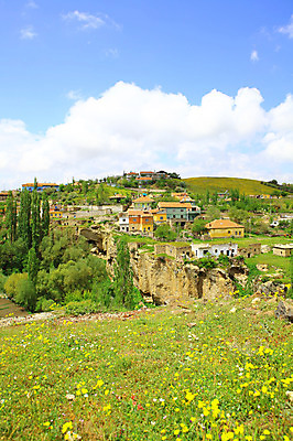 포토 JPG 주간 나무 식물 구름 해외풍경 해외 꽃 중동 자연 하늘 주택 카파도키아 풍경 사람없음 야외 마을 골짜기 계곡 맑음 돌_바위 바위 언덕 으흐랄라계곡 고산지대 튀르키예 국내포토 자연요소 나라 아시아 날씨 산 건물 생태계 파일형식