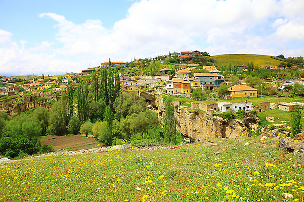 포토 JPG 주간 나무 식물 구름 해외풍경 해외 꽃 밭 중동 자연 하늘 주택 카파도키아 풍경 사람없음 야외 마을 골짜기 계곡 맑음 돌_바위 바위 언덕 계단식 으흐랄라계곡 고산지대 튀르키예 국내포토 자연요소 나라 아시아 농업 날씨 산 건물 생태계 파일형식