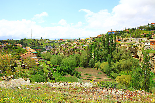포토 JPG 주간 나무 식물 구름 해외풍경 해외 밭 중동 자연 하늘 주택 카파도키아 풍경 사람없음 야외 마을 골짜기 계곡 맑음 돌_바위 바위 언덕 모스크 계단식 으흐랄라계곡 고산지대 튀르키예 국내포토 자연요소 나라 아시아 농업 날씨 산 건물 이슬람교 생태계 파일형식