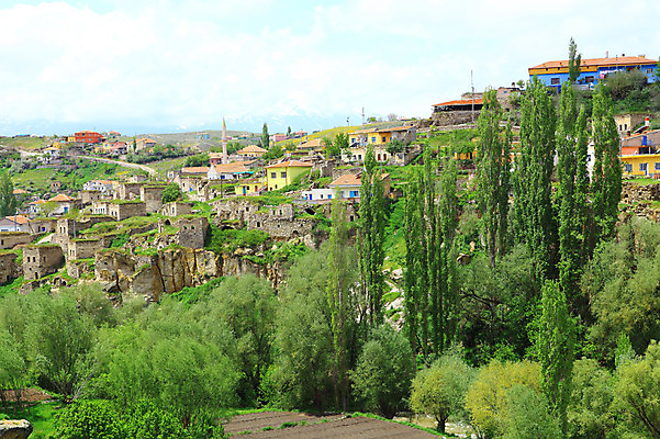 포토 JPG 주간 나무 식물 구름 해외풍경 해외 중동 자연 하늘 주택 카파도키아 풍경 사람없음 야외 마을 골짜기 계곡 돌_바위 바위 언덕 으흐랄라계곡 고산지대 튀르키예 국내포토 자연요소 나라 아시아 산 건물 생태계 파일형식