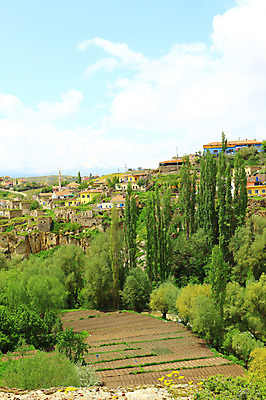 포토 JPG 주간 나무 식물 구름 해외풍경 해외 밭 중동 자연 하늘 주택 카파도키아 풍경 사람없음 야외 마을 골짜기 계곡 맑음 돌_바위 바위 언덕 계단식 으흐랄라계곡 고산지대 튀르키예 국내포토 자연요소 나라 아시아 농업 날씨 산 건물 생태계 파일형식