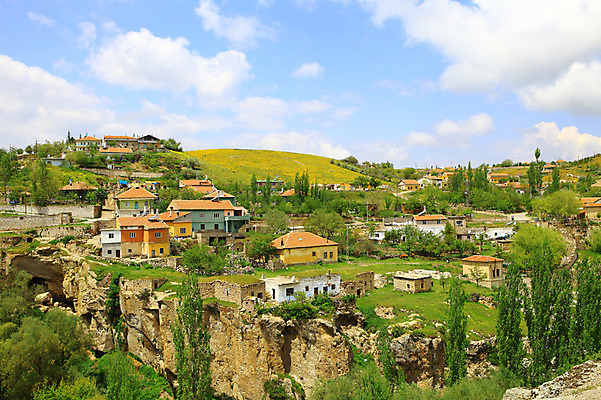 포토 JPG 주간 나무 식물 구름 해외풍경 해외 중동 자연 하늘 주택 카파도키아 풍경 사람없음 야외 마을 골짜기 계곡 맑음 돌_바위 바위 언덕 으흐랄라계곡 고산지대 튀르키예 국내포토 자연요소 나라 아시아 날씨 산 건물 생태계 파일형식