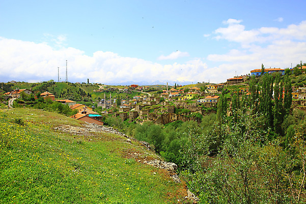 포토 JPG 주간 나무 식물 구름 해외풍경 해외 중동 자연 하늘 산 주택 카파도키아 풍경 사람없음 야외 마을 골짜기 계곡 맑음 돌_바위 바위 눈 언덕 모스크 만년설 으흐랄라계곡 고산지대 튀르키예 국내포토 자연요소 나라 아시아 날씨 건물 이슬람교 생태계 파일형식