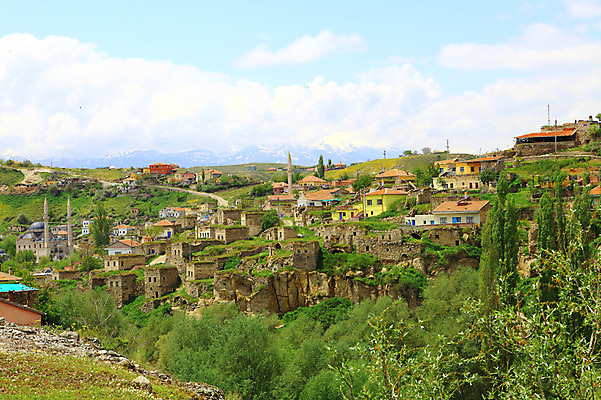 포토 JPG 주간 나무 식물 구름 해외풍경 해외 중동 자연 하늘 산 주택 카파도키아 풍경 사람없음 야외 마을 골짜기 계곡 맑음 돌_바위 바위 눈 언덕 모스크 만년설 으흐랄라계곡 고산지대 튀르키예 국내포토 자연요소 나라 아시아 날씨 건물 이슬람교 생태계 파일형식