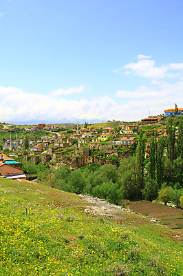 포토 JPG 주간 나무 식물 구름 해외풍경 해외 꽃 중동 자연 하늘 산 주택 카파도키아 풍경 사람없음 야외 마을 골짜기 계곡 맑음 돌_바위 바위 눈 언덕 모스크 만년설 으흐랄라계곡 고산지대 튀르키예 국내포토 자연요소 나라 아시아 날씨 건물 이슬람교 생태계 파일형식