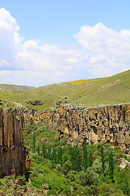 포토 JPG 주간 나무 식물 구름 해외풍경 해외 중동 자연 하늘 바위산 카파도키아 풍경 초원 사람없음 야외 골짜기 계곡 맑음 절벽 암석 돌_바위 바위 으흐랄라계곡 튀르키예 국내포토 자연요소 나라 아시아 날씨 돌산 생태계 파일형식