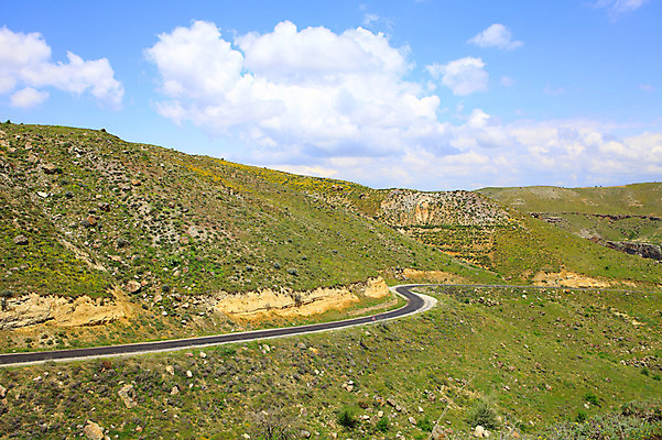 포토 JPG 주간 구름 해외풍경 해외 도로 길 중동 자연 하늘 산 카파도키아 풍경 경사 사람없음 야외 맑음 차도 커브길 아스팔트 으흐랄라계곡 고산지대 튀르키예 국내포토 자연요소 나라 아시아 교통시설 날씨 계곡 생태계 파일형식