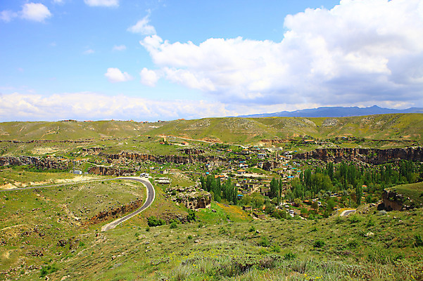 포토 JPG 주간 나무 식물 구름 해외풍경 해외 도로 길 중동 자연 하늘 산 카파도키아 풍경 초원 사람없음 야외 마을 골짜기 계곡 맑음 언덕 으흐랄라계곡 고산지대 튀르키예 국내포토 자연요소 나라 아시아 교통시설 날씨 생태계 파일형식