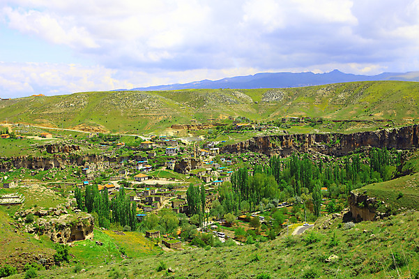 포토 JPG 주간 나무 식물 구름 해외풍경 해외 중동 자연 하늘 산 카파도키아 풍경 초원 사람없음 야외 마을 골짜기 계곡 언덕 으흐랄라계곡 고산지대 튀르키예 국내포토 자연요소 나라 아시아 생태계 파일형식