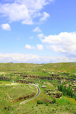 포토 JPG 주간 나무 식물 구름 해외풍경 해외 도로 길 중동 자연 하늘 산 카파도키아 풍경 초원 사람없음 야외 마을 골짜기 계곡 맑음 언덕 으흐랄라계곡 고산지대 튀르키예 국내포토 자연요소 나라 아시아 교통시설 날씨 생태계 파일형식