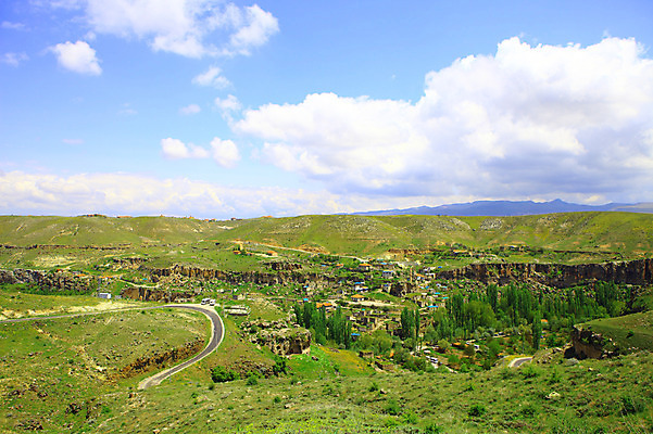 포토 JPG 주간 나무 식물 구름 해외풍경 해외 도로 길 중동 자연 하늘 산 카파도키아 풍경 초원 사람없음 야외 마을 골짜기 계곡 맑음 언덕 으흐랄라계곡 고산지대 튀르키예 국내포토 자연요소 나라 아시아 교통시설 날씨 생태계 파일형식