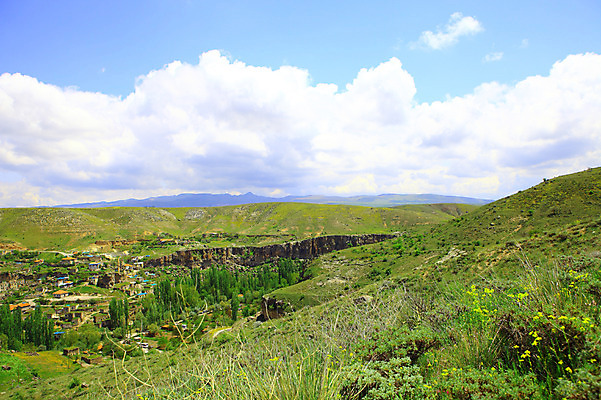 포토 JPG 주간 나무 식물 구름 해외풍경 해외 중동 자연 하늘 산 카파도키아 풍경 초원 사람없음 야외 마을 골짜기 계곡 맑음 언덕 으흐랄라계곡 고산지대 튀르키예 국내포토 자연요소 나라 아시아 날씨 생태계 파일형식