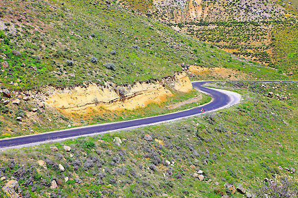 포토 JPG 주간 해외풍경 해외 도로 길 중동 자연 산 카파도키아 풍경 경사 사람없음 야외 차도 커브길 아스팔트 으흐랄라계곡 고산지대 튀르키예 국내포토 자연요소 나라 아시아 교통시설 계곡 생태계 파일형식