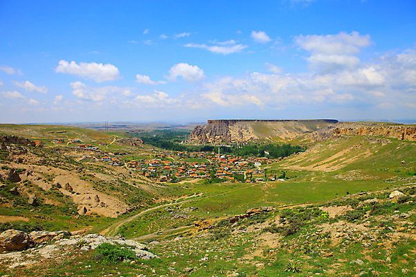 포토 JPG 주간 나무 식물 구름 해외풍경 해외 중동 자연 하늘 주택 카파도키아 풍경 초원 사람없음 야외 마을 골짜기 계곡 맑음 암석 돌_바위 바위 기암괴석 언덕 으흐랄라계곡 고산지대 튀르키예 국내포토 자연요소 나라 아시아 날씨 산 건물 바위_돌 생태계 파일형식