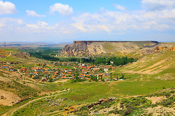 포토 JPG 주간 나무 식물 구름 해외풍경 해외 중동 자연 하늘 주택 카파도키아 풍경 초원 사람없음 야외 마을 골짜기 계곡 맑음 암석 돌_바위 바위 기암괴석 언덕 으흐랄라계곡 고산지대 튀르키예 국내포토 자연요소 나라 아시아 날씨 산 건물 바위_돌 생태계 파일형식