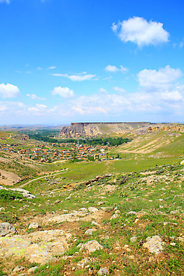포토 JPG 주간 나무 식물 구름 해외풍경 해외 중동 자연 하늘 주택 카파도키아 풍경 초원 사람없음 야외 마을 골짜기 계곡 맑음 암석 돌_바위 바위 기암괴석 언덕 으흐랄라계곡 고산지대 튀르키예 국내포토 자연요소 나라 아시아 날씨 산 건물 바위_돌 생태계 파일형식