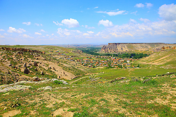 포토 JPG 주간 나무 식물 구름 해외풍경 해외 중동 자연 하늘 주택 카파도키아 풍경 초원 사람없음 야외 마을 골짜기 계곡 맑음 암석 돌_바위 바위 기암괴석 언덕 으흐랄라계곡 고산지대 튀르키예 국내포토 자연요소 나라 아시아 날씨 산 건물 바위_돌 생태계 파일형식