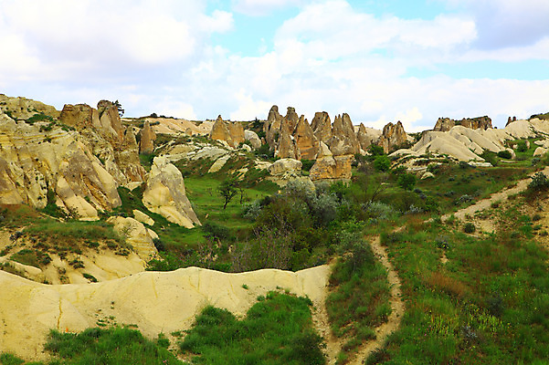 포토 JPG 주간 나무 식물 구름 해외풍경 해외 중동 자연 하늘 카파도키아 풍경 사람없음 야외 골짜기 계곡 암석 돌_바위 바위 기암괴석 언덕 으흐랄라계곡 튀르키예 국내포토 자연요소 나라 아시아 바위_돌 생태계 파일형식