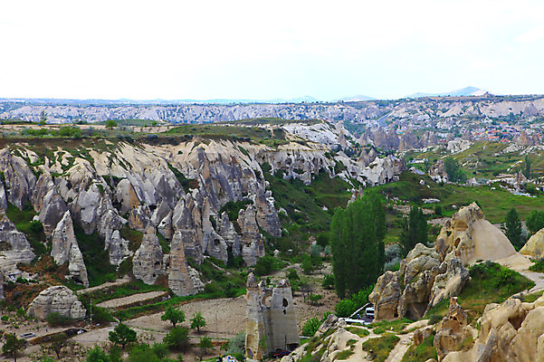 포토 JPG 주간 나무 식물 해외풍경 해외 중동 자연 카파도키아 풍경 사람없음 야외 마을 골짜기 계곡 암석 돌_바위 바위 동굴 기암괴석 동굴집 바위동굴 으흐랄라계곡 튀르키예 국내포토 자연요소 나라 아시아 바위_돌 생태계 파일형식