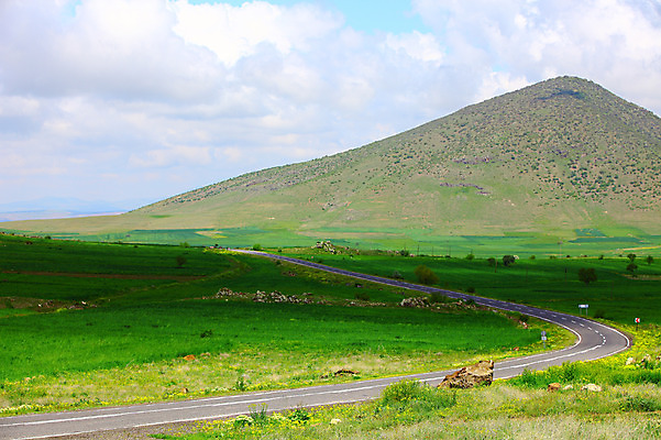 포토 JPG 주간 나무 식물 구름 해외풍경 해외 꽃 도로 길 중동 자연 하늘 산 카파도키아 그림자 풍경 초원 사람없음 야외 차도 돌_바위 바위 아스팔트 으흐랄라계곡 튀르키예 국내포토 자연요소 나라 아시아 교통시설 계곡 생태계 파일형식