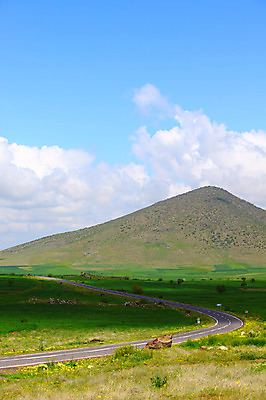 포토 JPG 주간 나무 식물 구름 해외풍경 해외 꽃 도로 길 중동 자연 하늘 산 카파도키아 풍경 초원 사람없음 야외 맑음 차도 돌_바위 바위 아스팔트 으흐랄라계곡 튀르키예 국내포토 자연요소 나라 아시아 교통시설 날씨 계곡 생태계 파일형식