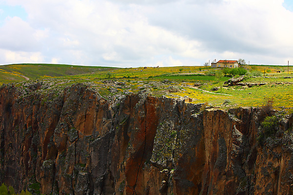 포토 JPG 주간 나무 식물 구름 해외풍경 해외 중동 자연 하늘 주택 카파도키아 풍경 사람없음 야외 마을 골짜기 계곡 암석 돌_바위 바위 언덕 으흐랄라계곡 고산지대 튀르키예 국내포토 자연요소 나라 아시아 산 건물 생태계 파일형식