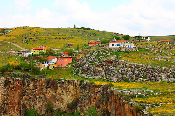 포토 JPG 주간 나무 식물 구름 해외풍경 해외 중동 자연 하늘 주택 카파도키아 풍경 사람없음 야외 마을 골짜기 계곡 암석 돌_바위 바위 언덕 으흐랄라계곡 고산지대 튀르키예 국내포토 자연요소 나라 아시아 산 건물 생태계 파일형식