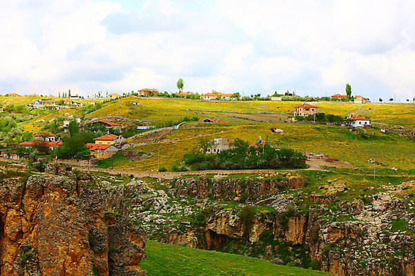 포토 JPG 주간 나무 식물 구름 해외풍경 해외 중동 자연 하늘 주택 카파도키아 풍경 사람없음 야외 마을 골짜기 계곡 암석 돌_바위 바위 언덕 으흐랄라계곡 고산지대 튀르키예 국내포토 자연요소 나라 아시아 산 건물 생태계 파일형식