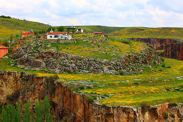 포토 JPG 주간 나무 식물 구름 해외풍경 해외 중동 자연 하늘 주택 카파도키아 풍경 사람없음 야외 마을 골짜기 계곡 암석 돌_바위 바위 언덕 으흐랄라계곡 고산지대 튀르키예 국내포토 자연요소 나라 아시아 산 건물 생태계 파일형식