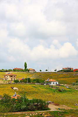 포토 JPG 주간 나무 식물 구름 해외풍경 해외 중동 자연 하늘 주택 카파도키아 풍경 사람없음 야외 마을 언덕 으흐랄라계곡 고산지대 튀르키예 국내포토 자연요소 나라 아시아 산 건물 계곡 생태계 파일형식