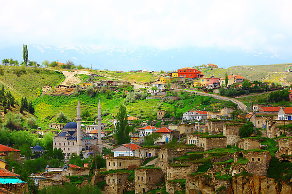 포토 JPG 주간 나무 식물 구름 해외풍경 해외 중동 자연 하늘 산 주택 카파도키아 풍경 사람없음 야외 마을 골짜기 계곡 돌_바위 바위 눈 언덕 모스크 만년설 으흐랄라계곡 고산지대 튀르키예 국내포토 자연요소 나라 아시아 날씨 건물 이슬람교 생태계 파일형식