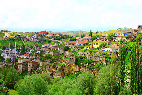 포토 JPG 주간 나무 식물 구름 해외풍경 해외 중동 자연 하늘 산 주택 카파도키아 풍경 사람없음 야외 마을 골짜기 계곡 돌_바위 바위 눈 언덕 만년설 으흐랄라계곡 고산지대 튀르키예 국내포토 자연요소 나라 아시아 날씨 건물 생태계 파일형식