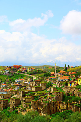 포토 JPG 주간 나무 식물 구름 해외풍경 해외 중동 자연 하늘 산 주택 카파도키아 풍경 사람없음 야외 마을 골짜기 계곡 맑음 돌_바위 바위 눈 언덕 만년설 으흐랄라계곡 고산지대 튀르키예 국내포토 자연요소 나라 아시아 날씨 건물 생태계 파일형식