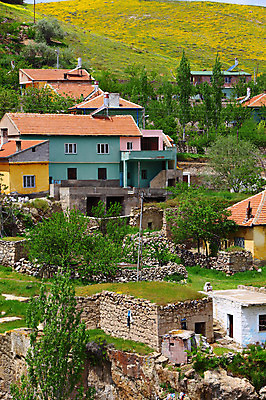 포토 JPG 주간 나무 식물 해외풍경 해외 중동 주택 카파도키아 풍경 사람없음 야외 마을 골짜기 계곡 돌_바위 바위 언덕 으흐랄라계곡 고산지대 튀르키예 국내포토 자연요소 나라 아시아 자연 산 건물 파일형식