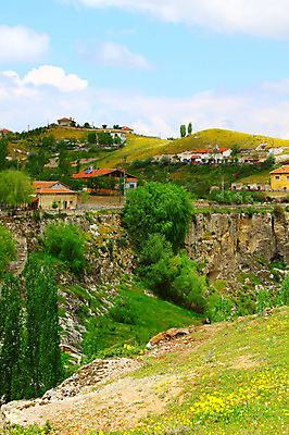 포토 JPG 주간 나무 식물 구름 해외풍경 해외 중동 자연 하늘 주택 카파도키아 풍경 사람없음 야외 마을 골짜기 계곡 맑음 돌_바위 바위 언덕 으흐랄라계곡 고산지대 튀르키예 국내포토 자연요소 나라 아시아 날씨 산 건물 생태계 파일형식