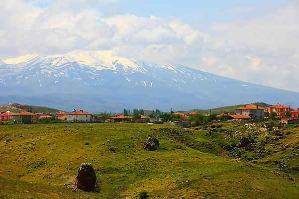 포토 JPG 주간 나무 식물 구름 해외풍경 해외 중동 자연 하늘 산 주택 카파도키아 풍경 초원 사람없음 야외 마을 돌_바위 바위 눈 언덕 만년설 겨울산 으흐랄라계곡 고산지대 튀르키예 국내포토 자연요소 나라 아시아 겨울 날씨 건물 계곡 생태계 파일형식