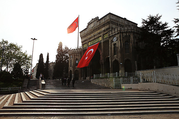 포토 JPG 주간 나무 식물 학생 건축물 건축 고건축 중동 건축양식 난간 학교 해외건축 서양건축 이스탄불 석조 사람 풍경 야외 건물 울타리 문 계단 돌_바위 깃발 국기 대학교 교정 교문 교육기관 이스탄불대학 터키국기 튀르키예 국내포토 자연요소 해외 교육 나라 아시아 담장 기관 파일형식