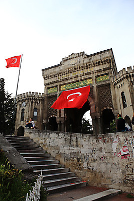 포토 JPG 주간 나무 식물 학생 건축물 건축 고건축 중동 건축양식 학교 해외건축 서양건축 이스탄불 석조 사람 풍경 야외 건물 문 계단 돌_바위 깃발 국기 대학교 교정 교문 교육기관 이스탄불대학 터키국기 튀르키예 국내포토 자연요소 해외 교육 나라 아시아 기관 파일형식