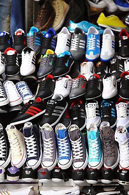 포토 JPG 해외풍경 해외 잡화 외국문화 운동화 신발 중동 이스탄불 풍경 사람없음 판매 상점 전시 시장 스니커즈 오브젝트 터키문화 이집션바자르 향료시장 신발가게 튀르키예 국내포토 동양문화 나라 아시아 문화 파일형식