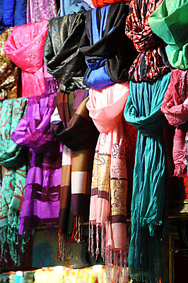 포토 JPG 해외풍경 해외 외국문화 백그라운드 중동 이스탄불 사람없음 컬러풀 판매 상점 스카프 목도리 여러개 전시 직물 시장 천 터키문화 이집션바자르 향료시장 튀르키예 국내포토 동양문화 잡화 나라 아시아 문화 컬러 다수 풍경 파일형식