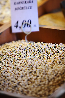 포토 JPG 해외풍경 해외 음식 외국문화 식재료 재료 중동 콩 곡류 이스탄불 사람없음 아웃포커스 판매 상점 전시 시장 가격표 터키문화 재래시장 이집션바자르 향료시장 튀르키예 국내포토 동양문화 나라 아시아 문화 촬영기법 풍경 파일형식