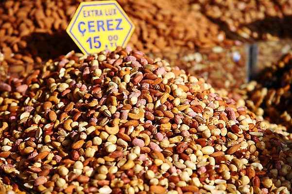 포토 JPG 해외풍경 해외 음식 외국문화 식재료 재료 중동 이스탄불 종류 사람없음 아웃포커스 판매 상점 전시 다양 견과류 시장 가격표 땅콩 터키문화 재래시장 이집션바자르 향료시장 튀르키예 국내포토 동양문화 나라 아시아 문화 다수 촬영기법 풍경 파일형식