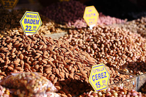 포토 JPG 해외풍경 해외 음식 외국문화 식재료 재료 중동 이스탄불 종류 사람없음 아웃포커스 판매 상점 전시 다양 견과류 시장 가격표 땅콩 터키문화 아몬드 재래시장 이집션바자르 향료시장 튀르키예 국내포토 동양문화 나라 아시아 문화 다수 촬영기법 풍경 파일형식